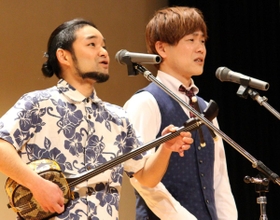 「サザエさん」の主題歌を沖縄風にアレンジして歌ったキンニクキンギョ＝三田学園