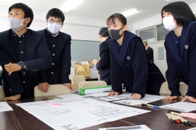 次々に訪れる避難者役に悩みながら対応していく生徒＝北摂三田高校