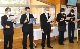 教員がハンドベルを演奏して送り出す＝母子小学校