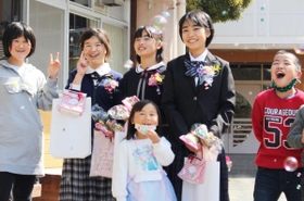 在校生と記念撮影＝母子小学校