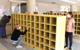 新学期に向けて着々と準備を進める保護者ら＝三輪小学校