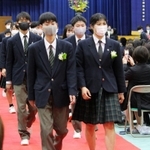 保護者らに見送られ退場する卒業生＝三田西陵高校