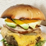 人気のアボカドを使ったバーガーも試作中（提供）