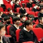 沖縄ネタが満載のライブに生徒たちからは終始笑いが絶えなかった＝三田学園