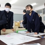 次々に訪れる避難者役に悩みながら対応していく生徒＝北摂三田高校