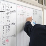 ホワイトボードに時間経過と対応を逐一記録＝北摂三田高校