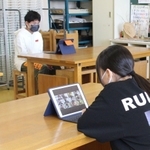 十数人ほどのグループに分かれて好きなスポーツや教科について話す＝藍小学校