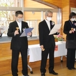 教員がハンドベルを演奏して送り出す＝母子小学校