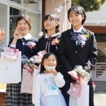 在校生と記念撮影＝母子小学校