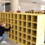 新学期に向けて着々と準備を進める保護者ら＝三輪小学校