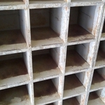 さびや色落ちが目立つ以前の靴箱（提供）