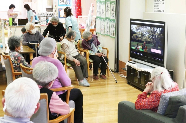 映像を楽しむ高齢者施設の利用者＝ゼフィール三田