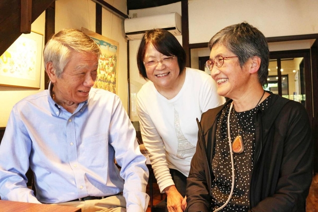 就労支援事業所「トークゆうゆう」の田中加代子所長（右）と夫の昌明さん、言語聴覚士の天谷智子さん＝三田市三田町