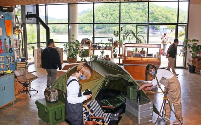 青野ダムや山並みが一望できる店内＝三田市末