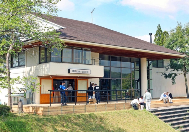 ウッドデッキや湖畔で休憩できる＝三田市末