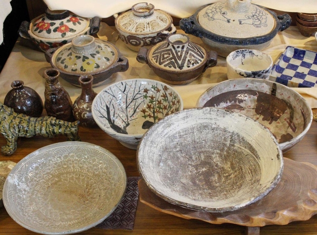 蚊帳を使って網目模様を付けるなど、自由な作品が並ぶ＝三田市下井沢