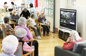 映像を楽しむ高齢者施設の利用者＝ゼフィール三田
