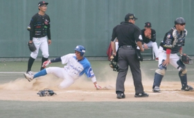 ホームインする神戸三田ブレイバーズの選手＝アメニスキッピースタジアム