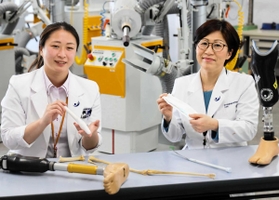 コウノトリの義足作りに取り組んでいるプロジェクトチームの川上紀子さん（左）と鎌田恭子さん＝三田市福島、神戸医療福祉専門学校三田校