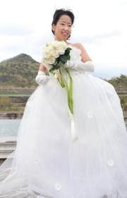 ウエディングドレス姿で車いすから立ち上がる増金望美さん＝三田市福島（撮影・斎藤雅志）