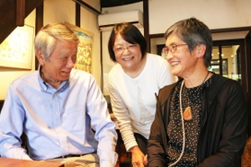 就労支援事業所「トークゆうゆう」の田中加代子所長（右）と夫の昌明さん、言語聴覚士の天谷智子さん＝三田市三田町