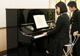 石井勝さんの遺品のピアノを演奏する部員＝三田学園