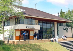 ウッドデッキや湖畔で休憩できる＝三田市末