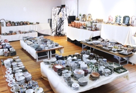 ギャラリーに所狭しと並ぶ作品＝三田市下井沢