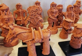 ギャラリーに所狭しと並ぶ作品＝三田市下井沢