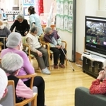 映像を楽しむ高齢者施設の利用者＝ゼフィール三田