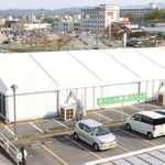 市総合福祉センターの駐車場に設けられた集団接種「基本型」の特設会場＝三田市川除