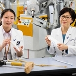 コウノトリの義足作りに取り組んでいるプロジェクトチームの川上紀子さん（左）と鎌田恭子さん＝三田市福島、神戸医療福祉専門学校三田校