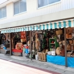 畑荒物店の外観＝三田市三田町