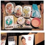 写真上からマグマ大使などの弁当箱、故美空ひばりさんが載った看板、力士やキャラクターのメンコ