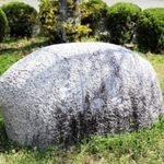 卒業生が寄贈した石碑＝三田市狭間が丘１、北摂三田高校