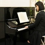 石井勝さんの遺品のピアノを演奏する部員＝三田学園