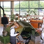 青野ダムや山並みが一望できる店内＝三田市末