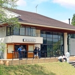 ウッドデッキや湖畔で休憩できる＝三田市末