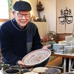 お気に入りの皿を持つ定金さん＝三田市下井沢