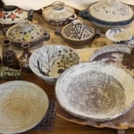 蚊帳を使って網目模様を付けるなど、自由な作品が並ぶ＝三田市下井沢