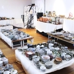 ギャラリーに所狭しと並ぶ作品＝三田市下井沢