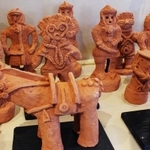 ギャラリーに所狭しと並ぶ作品＝三田市下井沢