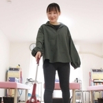 てきぱきと掃除機をかけて、一日がスタート＝三田市三田町