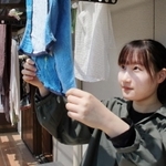 洗濯物のしわを伸ばして朝の空気を吸い込む＝三田市三田町