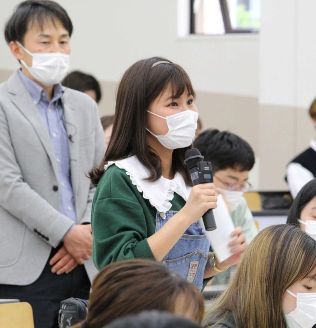 自分の学びが今後どのように生かせるか相談する学生＝関西学院大学神戸三田キャンパス