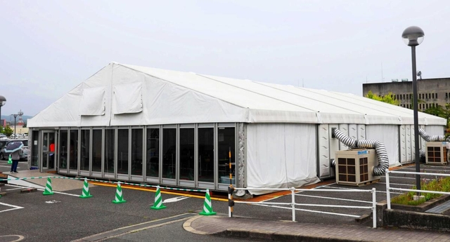新型コロナウイルスのワクチン集団接種に向け準備が進む会場＝三田市川除
