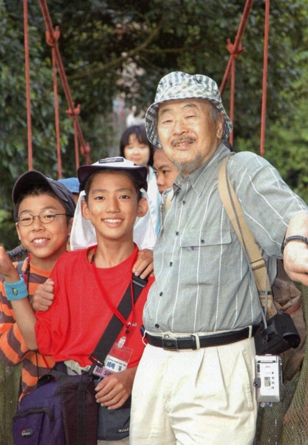 ボルネオ島の熱帯雨林を子どもたちと巡る河合雅雄さん（県立人と自然の博物館提供）