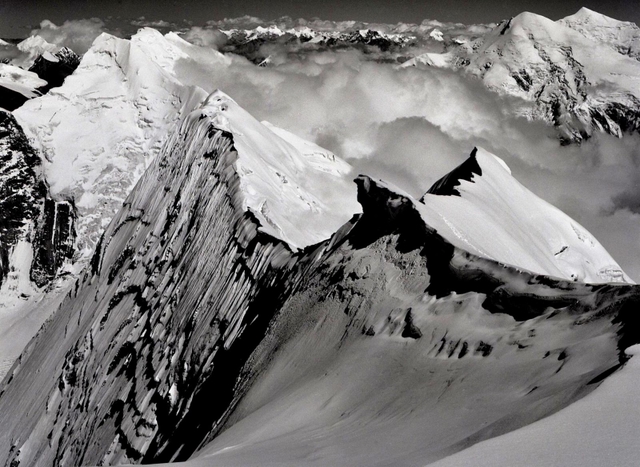 ダウラギリ２峰の頂上付近（標高約７千メートル地点）から望む、切り立った尾根越しに連なる山々