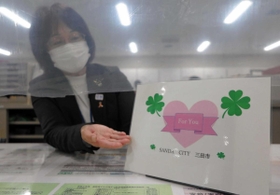 指さすだけで生理用品を受け取れる「Ｆｏｒ　Ｙｏｕ」と記されたカード＝三田市役所
