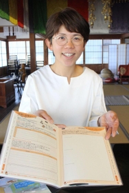 「周りの人へ感謝の思いを書くのも生前整理の一つ」と話す陶尾さん＝三田市酒井